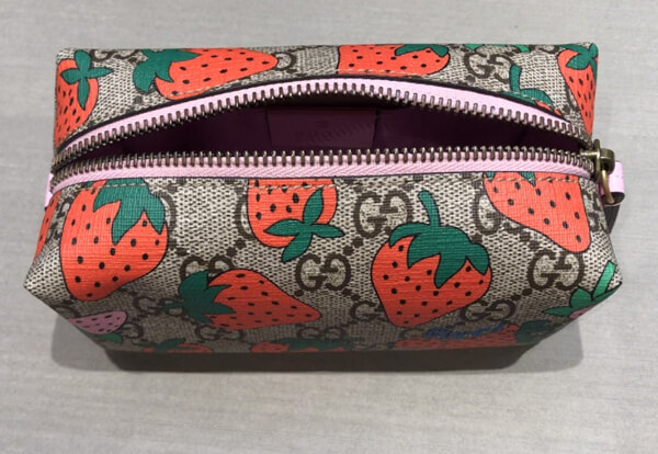 オンライン限定 グッチ 苺 コピー GGコスメティックケース 576217 GZRAT 8483